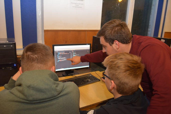 Уже шостий сезон на базі Черкаського державного бізнес-коледжу школярів безкоштовно навчатимуть програмуванню