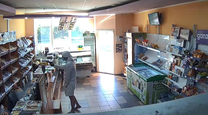 Чоловік із пневматичним пістолетом пограбував два магазини у Черкасах (фото)
