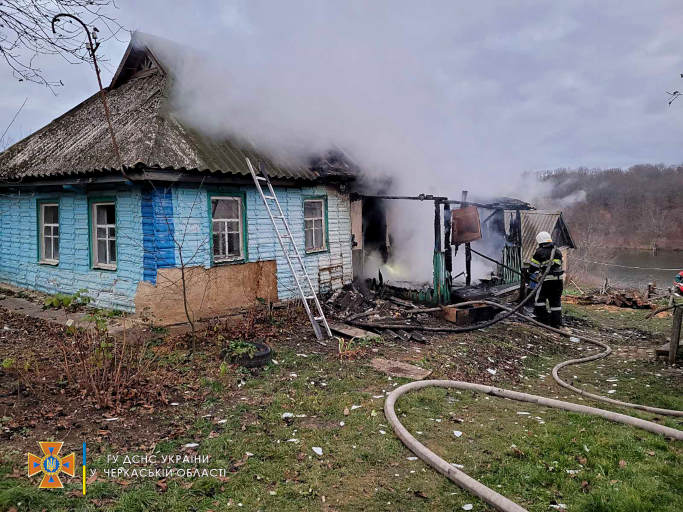 У Черкаському районі рятувальники ліквідували пожежу житлового будинку (відео)