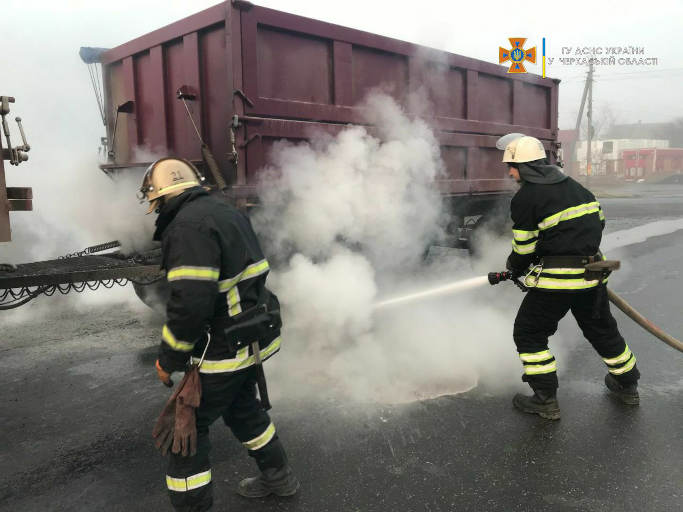 28 листопада близько 08:05 у селищі міського типу Маньківка виникла пожежа колеса причепу вантажного автомобіля КАМАЗ.