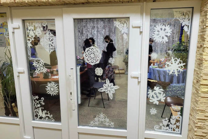 Напередодні новорічних свят студенти Черкаського художньо-технічного коледжу відвідали Черкаський геріатричний пансіонат. Вони прикрасили приміщення витинанками та сніжинками
