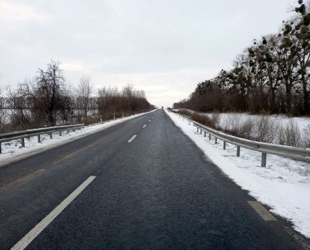Більше сотні дорожників розчищали державні автошляхи Черкаської області цієї доби