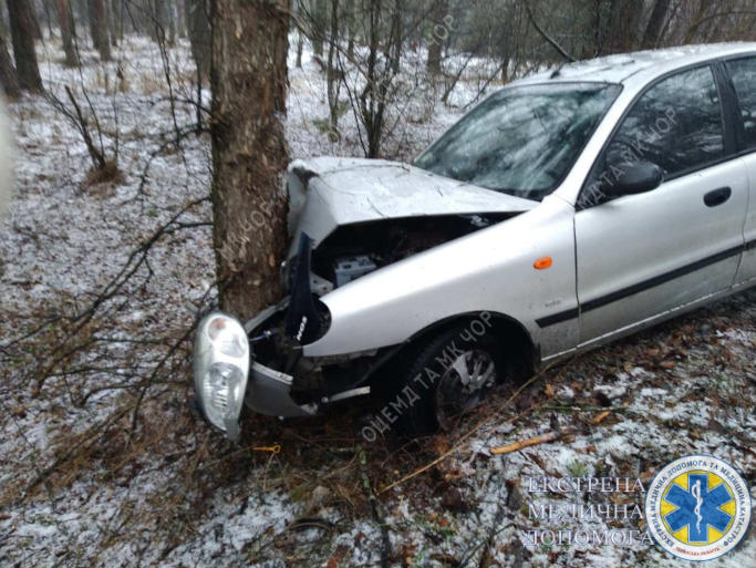 На Черкащині через непогоду два автомобілі злетіли у кювет (фото)