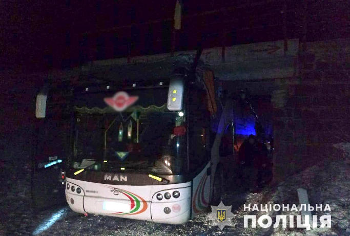 «Автобусу зняло дах»: внаслідок аварії на Черкащині постраждали дев’ять осіб (фото)