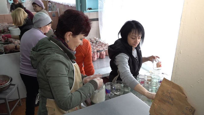 600 банок м’ясних і рибних консервів для Збройних Сил України виготовили у черкаській школі. До справи долучилися вчителі, батьки школярів та жителі мікрорайону