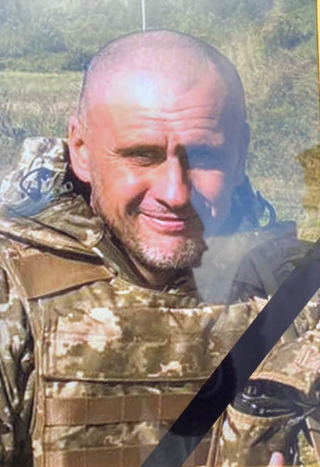 Панченко Андрій Григорович, 1976 року народження, головний сержант 2-го мотопіхотного взводу 1 мотопіхотної роти загинув під час артилерійського обстрілу та авіаударів під Миколаєвом