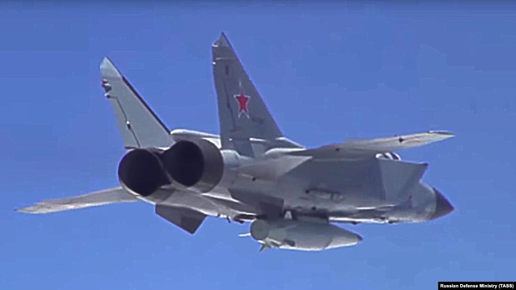 Російський літак МіГ-31 несе ракету типу «Кинджал»