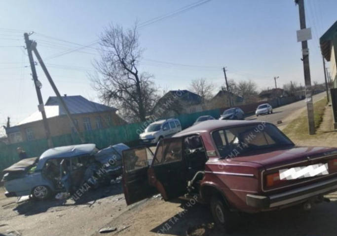 Смертельна аварія сталася вчора у Мошнах біля «Молитовного будинку», де не розминулися два легковики ВАЗ.
