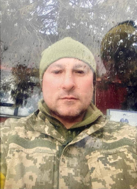 Березняк Олександр Петрович, 1981 року народження, проживав з сім’єю у місті Сміла, героїчно загинув під час артилерійського обстрілу у місті Рубіжне Луганської області.
