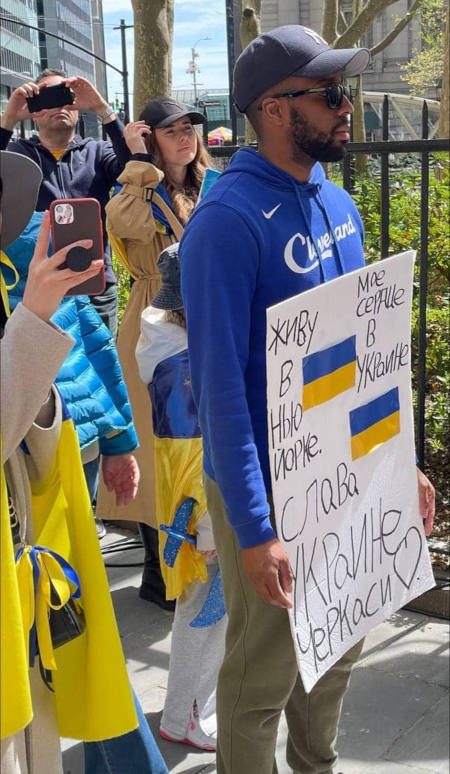 У Нью-Йорку хлопець із написом «Черкаси» на плакаті вийшов на підтримку України (фото)