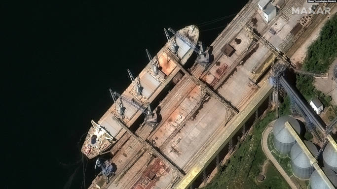суховантажне судно завантажує зерно в порту анексованого Севастополя