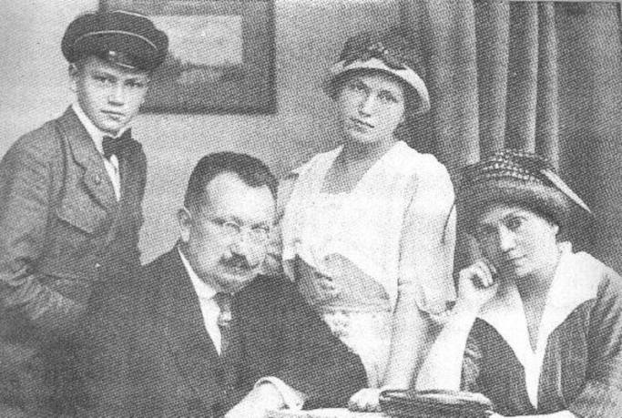 Родина Лівицьких: син Микола, Андрій Лівицький, донька Марія та дружина, Наталія Лівицька (Варшава, 1920 рік)