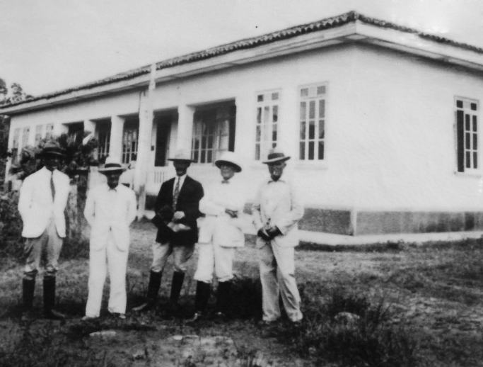 Доктор Григорій Бондар в оточенні фермерів на наукових співробітників на дослідницькій станції, 1934 рік