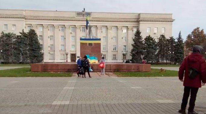 На Херсонській обладміністрації, яка була в окупації 9 місяців, вивісили прапор України