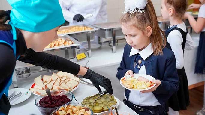 Безкоштовне харчування учнів початкових класів у Черкасах відновлять з вересня