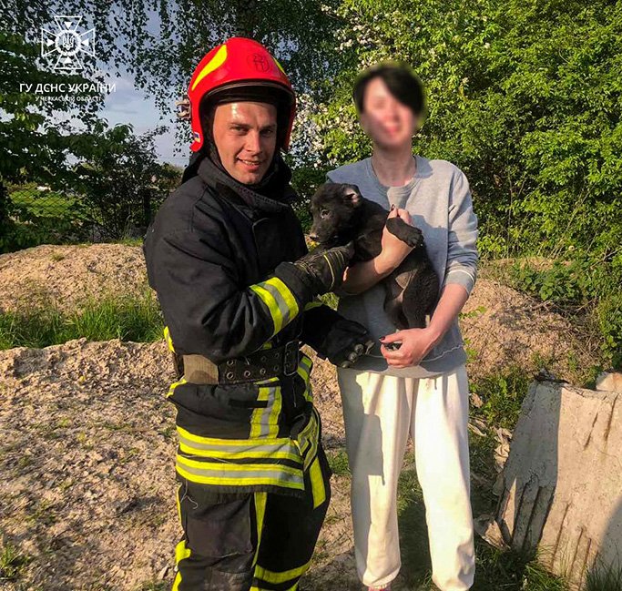 На Черкащині надзвичайники допомогли врятуватися собаці
