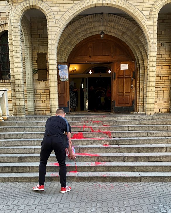 У Черкасах входи до собору московського патріархату облили червоною фарбою
