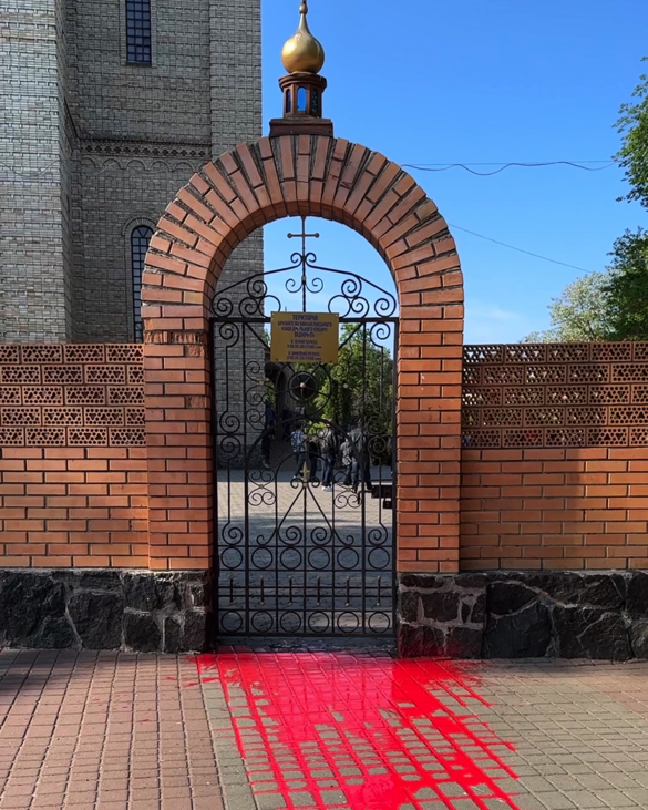 У Черкасах входи до собору московського патріархату облили червоною фарбою 