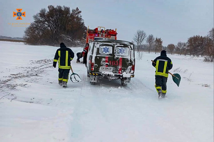 На Черкащині із снігових заметів дістали понад 60 автівок