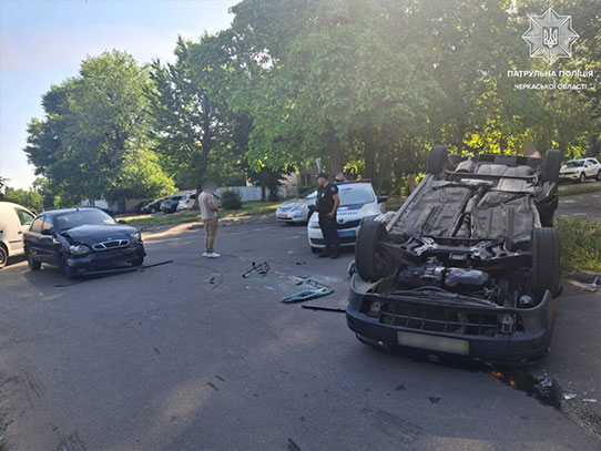 У Черкасах сталася дорожньо-транспортна пригода з переворотом авто