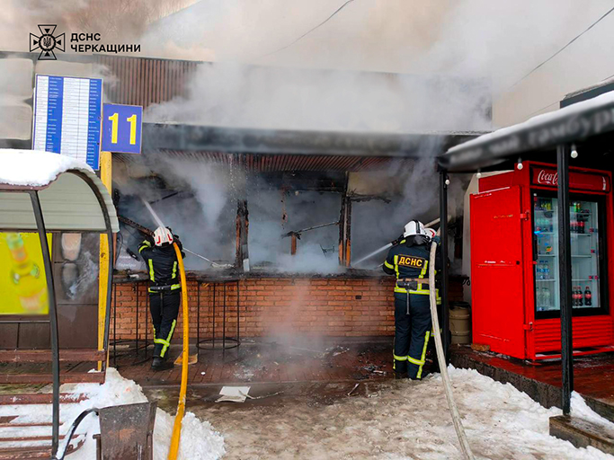 Пожежа в центрі Умані: через генератор загорівся торговельний кіоск 