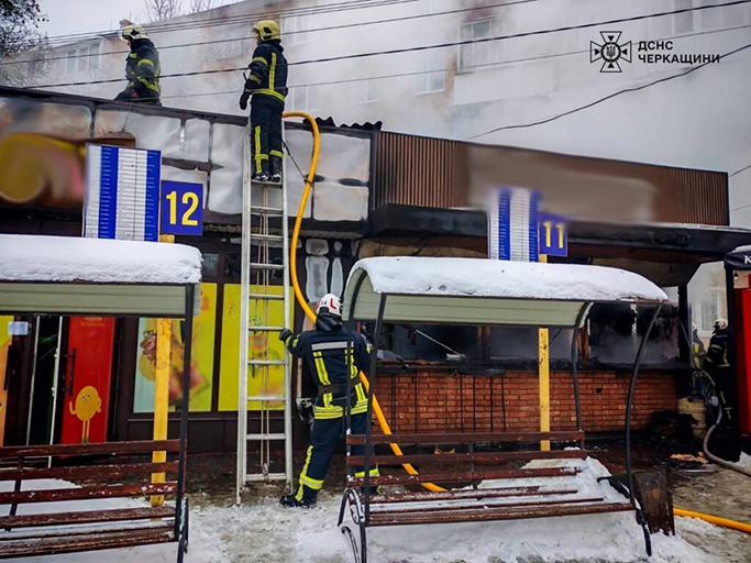 Пожежа в центрі Умані: через генератор загорівся торговельний кіоск 