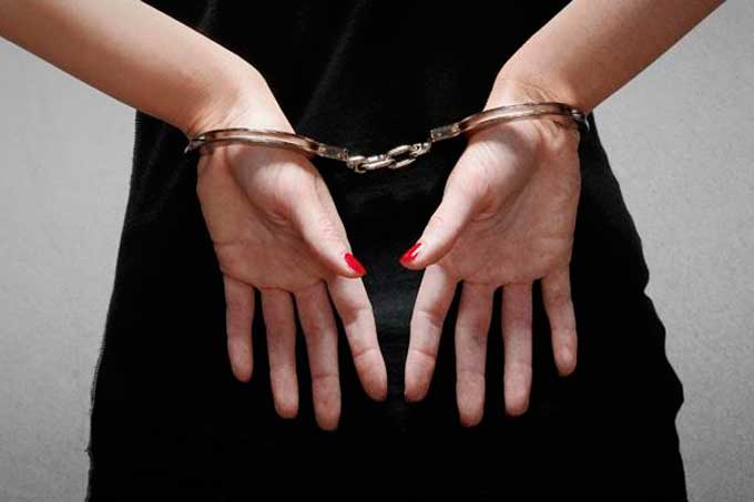 У Черкасах засуджено дівчину за нанесення тілесних ушкоджень поліцейському